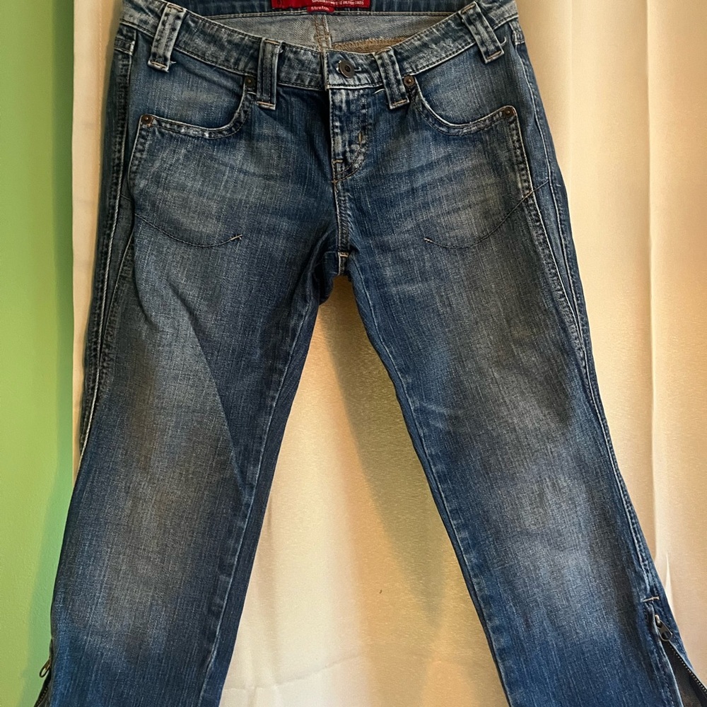 Guess Straight Leg Blue Jean Capris, size 28. Zipper pant bottom